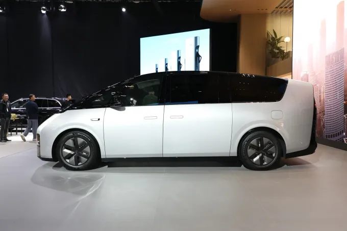 5 puertas eléctricas 7 asientos MPV 700km de largo alcance MPV EV Car Lixiang Mega 2